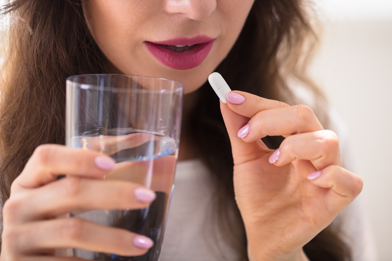 Mujer toma analgésicos